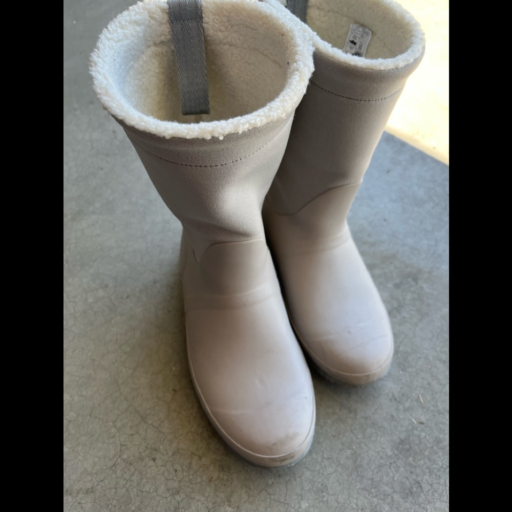 Hunter lined boots in lilac w/ foldable soft top. Perfect for fall/winter size 8